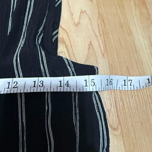 Nipon Studio Black and White Cardigan Sleeveless Slit on the side - Picture 9 of 10